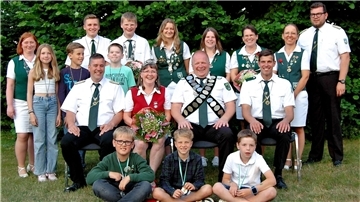 Sportwartin Melanie Tiemann und Präsident Jan-Niklas Hastedt präsentieren das neue Königshaus des Schützenvereins Rüspel-Volkensen.