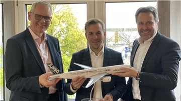 Die Abgeordneten Björn Thümler und Bastian Ernst und der Nordenhamer Airbus-Werkleiter Gottfried Hornung mit einem Modell des Airbus 350.