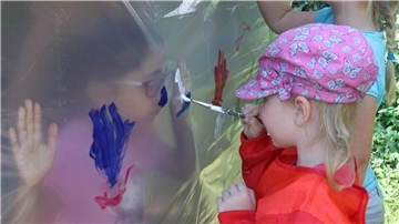 Sprachförderung in der Kita - das bedeutet nicht etwa Pauken aus Büchern. In vielfältigen Projekten - hier zum Thema Kunst - kommen die Kinder auf kreative Weise mit dem Reichtum der Sprache in Berührung. Die nun gefährdeten Fachberatungen tragen die Erkenntnisse in die Kita-Kollegien.