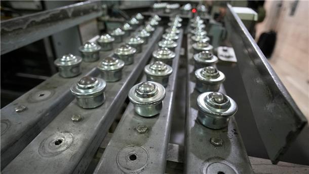 Sprengkapseln liegen in Reihen zum Recycling bereit, während Arbeiter die Chemiewaffenbestände der Vereinigten Staaten im U.S. Army Pueblo Chemical Depot zerstören.