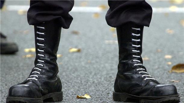 Experte beleuchtet die rechte Szene in Bremen und Bremerhaven Springerstiefel eines Teilnehmers einer Demonstration der rechten Szene.