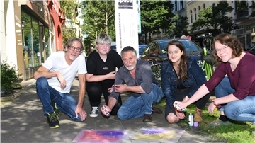 Eine Gruppe sprüht Farbe.
