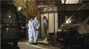 Spurensicherer der Polizei an einem Fundort von zwei Leichen in  Bietigheim-Bissingen.