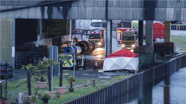 Spurensicherung im Dortmunder Hafen am 4. April nach dem Tod eines Obdachlosen.