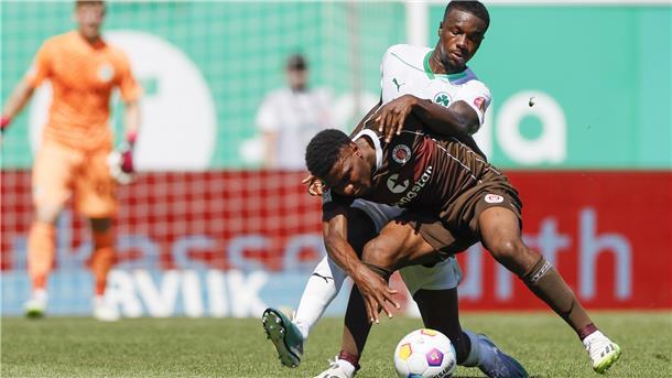 St. Pauli (hier mit Oladapo Afolayan) will Magdeburg schlagen.
