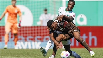 St. Pauli (hier mit Oladapo Afolayan) will Magdeburg schlagen.