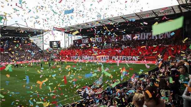 St. Pauli feiert Klassenerhalt bei Bochumer Abschied St. Paulis Fans feiern ihre Mannschaft beim Einlaufen.