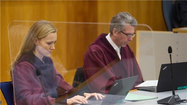 Tödlicher Brandanschlag: Anklage will neuneinhalb Jahre Haft Staatsanwältin Sophie Gößl und Oberstaatsanwalt Malte Merz bereiten sich im Januar auf die Verhandlung am Oberlandesgericht in Koblenz vor. Noch immer ist der Fall nicht abgeschlossen.