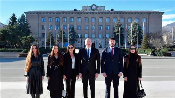 Aserbaidschan: Staatschef Aliyev als Wahlsieger präsentiert Staatschef Ilham Aliyev (M) mit seiner Familie.