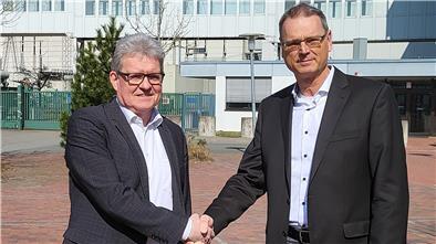 Zwei Männer in Anzügen stehen vor dem Kernkraftwerk Unterweser in Kleinensiel. Das KKU hat jetzt einen neuen Leiter.