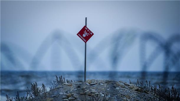 Tote und Verletzte nach russischem Raketenangriff auf Odessa Stacheldraht und ein Hinweisschild für Minen sichern einen Strand östlich von Odessa am Schwarzen Meer.