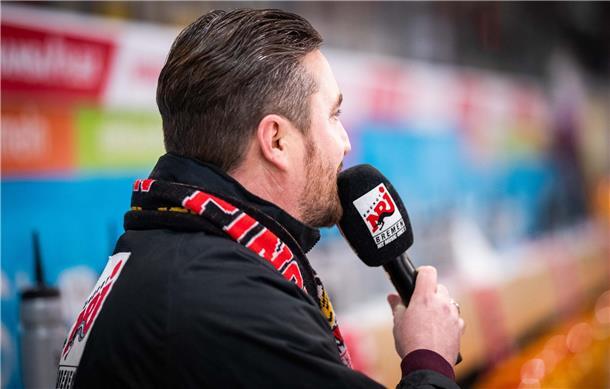 Stadionsprecher Felix Behnert am Mirkofon.  