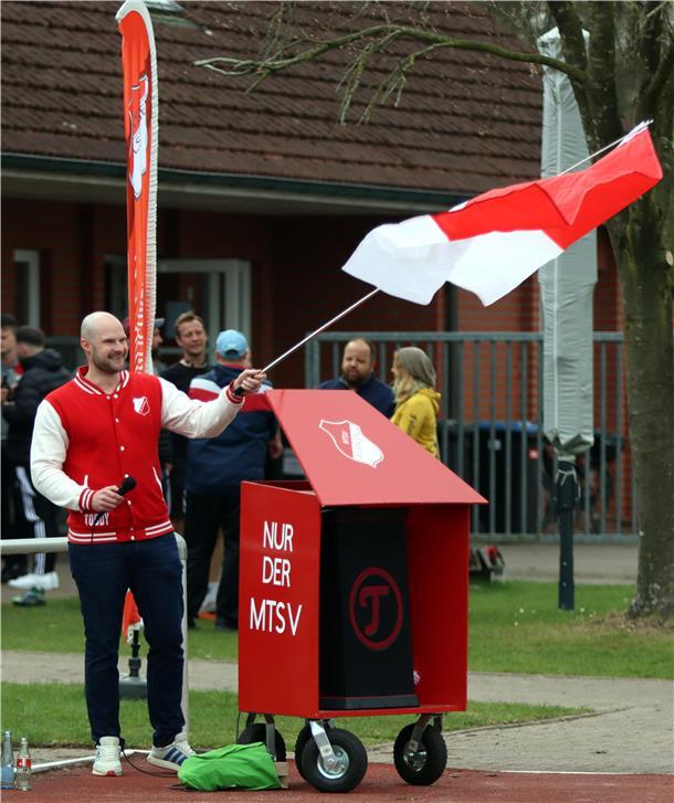 Wie Thorsten „Toddy“ Borchers Stadionsprecher beim Dorfverein wurde „Stadionsprecher“ mit weiß-rotem Herz und viel Humor: Thorsten „Toddy“ Borchers.