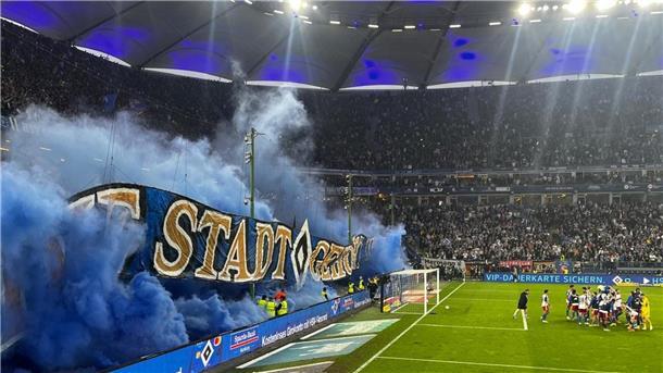 Stadtderby statt Stadtmeister: Der HSV besiegt am 3. Mai den 1. FC St. Pauli 1:0. Dafür steigt der Stadtrivale in die Bundesliga auf.
