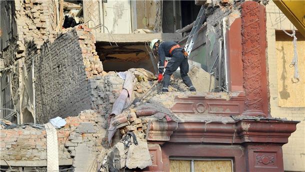 Krieg gegen die Ukraine: So ist die Lage Städtische Arbeiter räumen Trümmer aus einem Wohnhaus, das am 18.10.2023 von einer Rakete getroffen wurde.