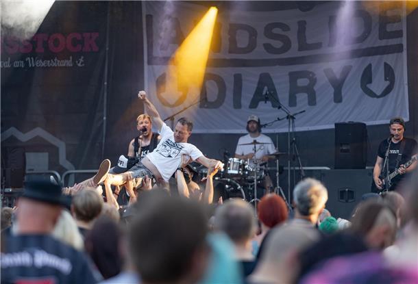 Stage Diving bei Landslide Diary.