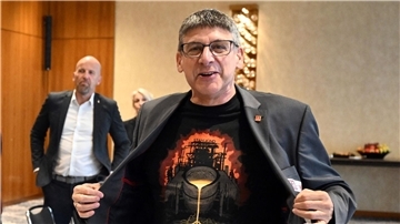 „Stahlkind“ ist auf einem IG Metall-T-Shirt zu lesen, das der Verhandlungsführer der Gewerkschaft, Knut Giesler, zum Auftakt der Tarifverhandlungen trägt.
