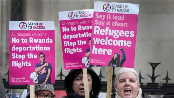 Britischer Asyl-Pakt mit Ruanda scheitert vor Gericht „Stand Up To Racism“-Aktivisten mit Plakaten vor dem High Court in London (Archivbild).