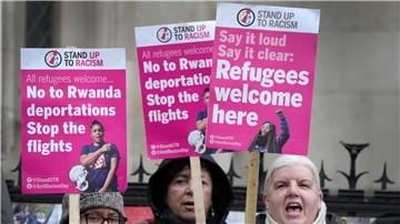 „Stand Up To Racism“-Aktivisten mit Plakaten vor dem High Court in London (Archivbild).