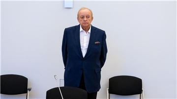 Star-Koch Alfons Schuhbeck steht vor Prozessbeginn als Angeklagter im Gerichtssaal.