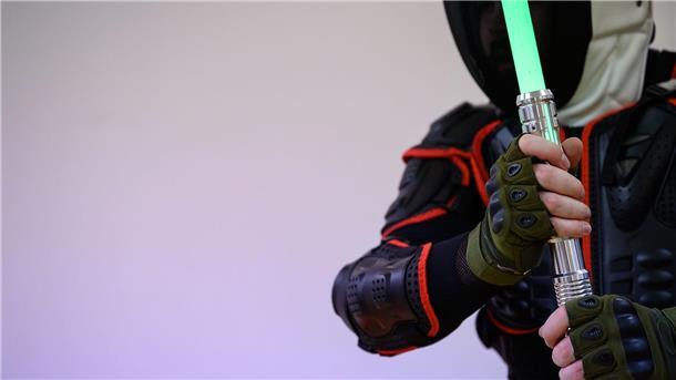 „Star Wars“-Filme haben viele Fans. Manche kämpfen aus Spaß mit Lichtschwertern.