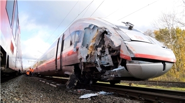 Stark beschädigt stehen ein ICE und eine Regionalbahn auf der Strecke zwischen Hamburg und Bremen.