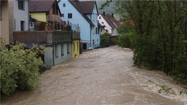 Lage zugespitzt: Menschen aus überfluteten Häusern gerettet Starke Regenfälle haben in der Ortschaft Hausen bei Bad Ditzenbach im Landkreis Göppingen die Fils über die Ufer treten lassen.