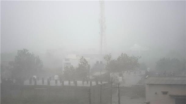 Starke Winde und anhaltende Regenfälle sind nach dem Landfall des Zyklons „Biparjoy“ im Bezirk Kutch im westindischen Bundesstaat Gujarat zu sehen.
