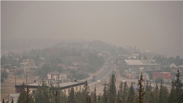 Starker Rauch von nahe gelegenen Waldbränden über dem Himmel von Yellowknife.