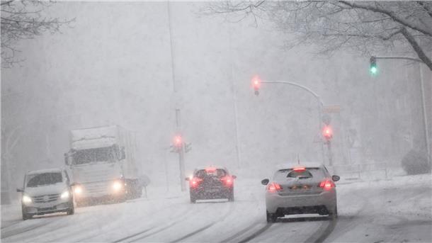 Winter sorgt für Chaos auf den Straßen - Für Sonntag ist Eisregen angekündigt Starker Schneefall in Hamburg: Gefrierender Regen sorgt laut Deutschem Wetterdienst für Glatteisgefahr im gesamten Bundesgebiet.