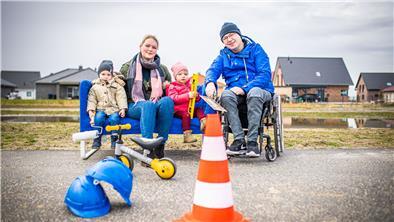 Start der Serie „Unser Traumhaus – Wir packen’s an!“ in Dorum mit Familie Holst: Yvonne und Marvin mit ihren Kindern Fiete und Lotta wollen hier bald im echten Wohnzimmer sitzen.