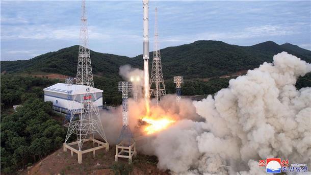 Nordkorea startet Rakete mit mutmaßlichem Satelliten an Bord Start einer Trägerrakete „Chollima-1“ vom Seohae Satelliten Start Komplex an der Westküste Nordkoreas.