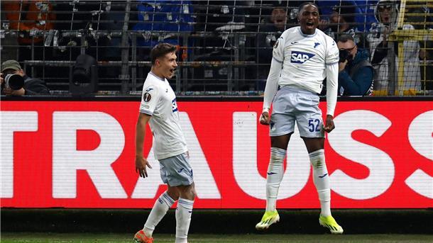 Startelf-Debütant David Mokwa jubelt nach seinem Tor für die TSG