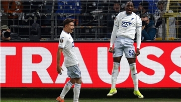 Startelf-Debütant David Mokwa jubelt nach seinem Tor für die TSG