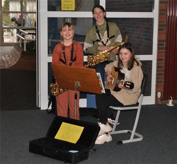 Gymnasium Nordenham sammelt mit Flohmarkt für Erdbebenopfer Statt einem Verkaufsstand konnte es auch mal „Straßenmusik“ für Innenräume sein.