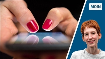 Frau tippt auf Smartphone