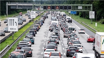 Stau auf einer Autobahn: Mit dem Einsatz des neuen Betriebssystems AutobahnOS sollen unter anderem Umleitungen frühzeitig angezeigt werden.