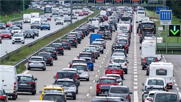 ADAC: Volle Straßen zum ersten Maiwochenende erwartet Stau-Sorgen: Um den Verkehr zumindest ein wenig zu entlasten, gilt am Feiertag ein Fahrverbot für Brummis über 7,5 Tonnen.
