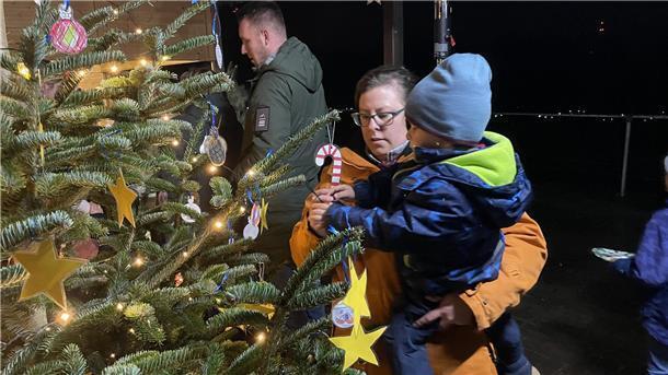 Staunen über den Weihnachtsbaum: Die Besucher konnten beim ersten Kinder-Winter-Weihnachtsmarkt viel erleben. 