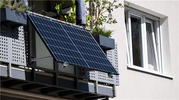 Mehr als 400.000 Balkonkraftwerke - Zahl steigt rasant Stecker-Solaranlagen für den Balkon können die eigene Stromrechnung senken. Ihre Zahl ist zuletzt stark gestiegen.