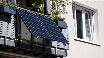 Stecker-Solaranlagen für den Balkon können die eigene Stromrechnung senken. Ihre Zahl ist zuletzt stark gestiegen.