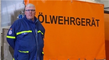 Stefan Görse ist einer von zwei Bremerhavener Ölwehrspezialisten des THW, die im Hochwassergebiet helfen.