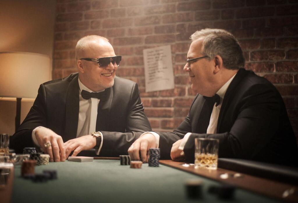 Stefan Raab begrüßt in „Raabs Pokernacht“ seinen Kumpel Elton und drei weitere prominente Spieler am Kartentisch.