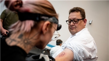Stefan Schwartze lässt sich ein Organspende-Tattoo stechen.