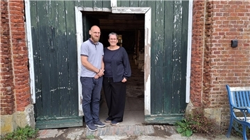 Bild von Stefan und Christiane Pauling, die das historische Gut Osterhausen bei Iffens in der Gemeinde Butjadingen gekauft haben.