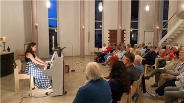 Stefanie Golisch in der Kirche in Nordholz von Frauen komponierte Lieder.