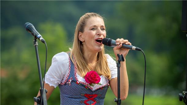 Stefanie Hertel ist eigentlich durch ihre Schlager-Hits berühmt geworden, doch mittlerweile hat sie auch Spaß an anderen Genres.