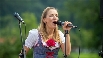 Stefanie Hertel ist eigentlich durch ihre Schlager-Hits berühmt geworden, doch mittlerweile hat sie auch Spaß an anderen Genres.