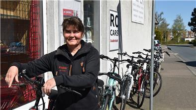 Stefanie Pieper vom gleichnamigen Spielwaren- und Fahrradgeschäft in Bad Bederkesa wirbt fürs lokale Einkaufen.