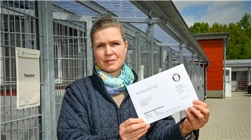 Stefanie Rogal, Vorsitzende des Bremerhavener Tierschutzvereins, zeigt den Befund der Tierärztlichen Hochschule Hannover.